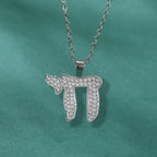 Collier avec pendentif en strass du symbole de vie juive Chai argent