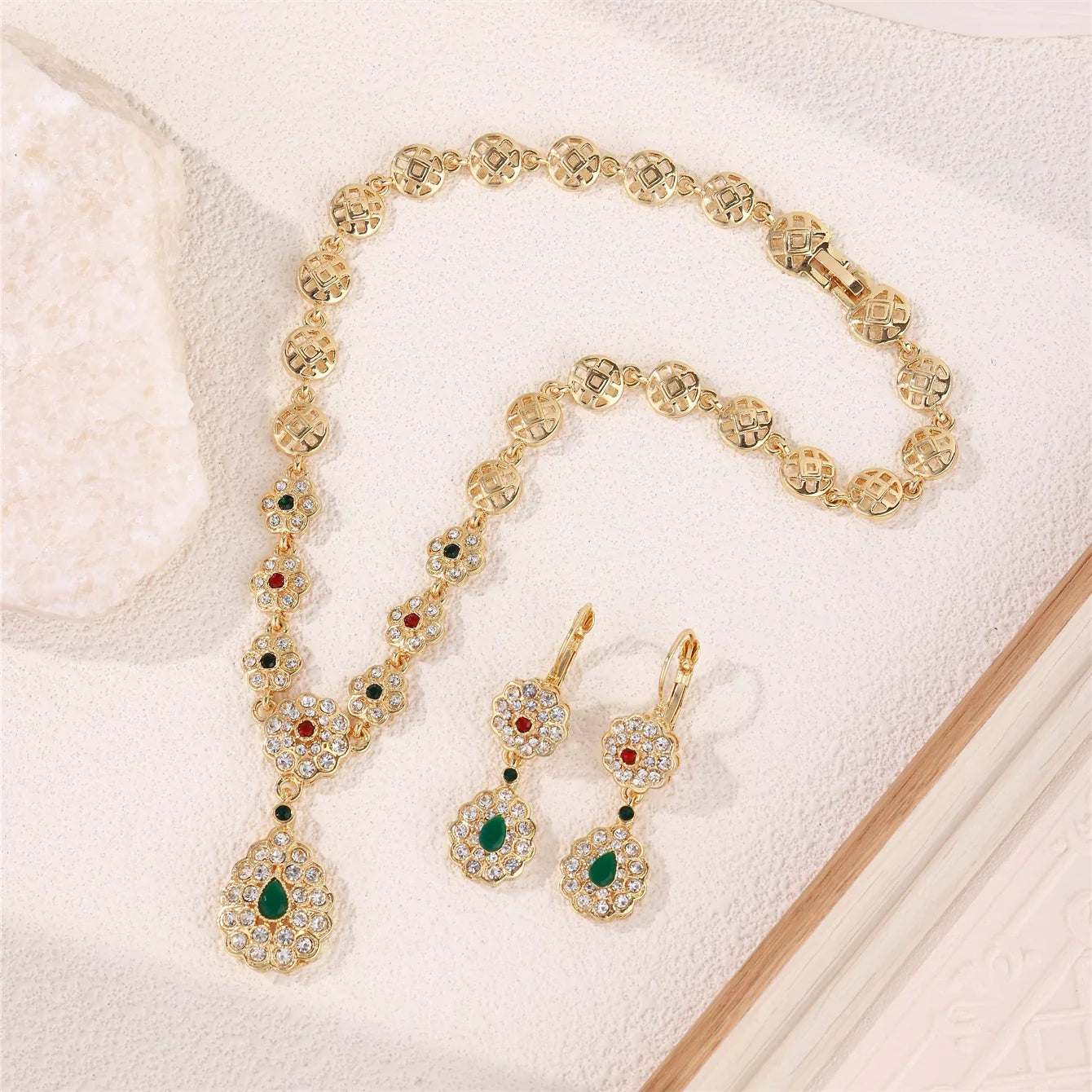 Collana con ciondolo e orecchini pendenti tradizionali per matrimonio arabo verde