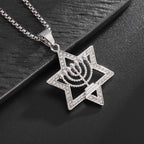 Collar con colgante de <span data-glossary-id="star_of_david">estrella de David</span> y símbolo de identidad judía <span data-glossary-id="menorah">Menorá</span> 