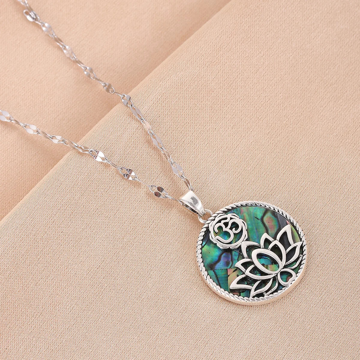 Collier avec Pendentif Fleur de Lotus