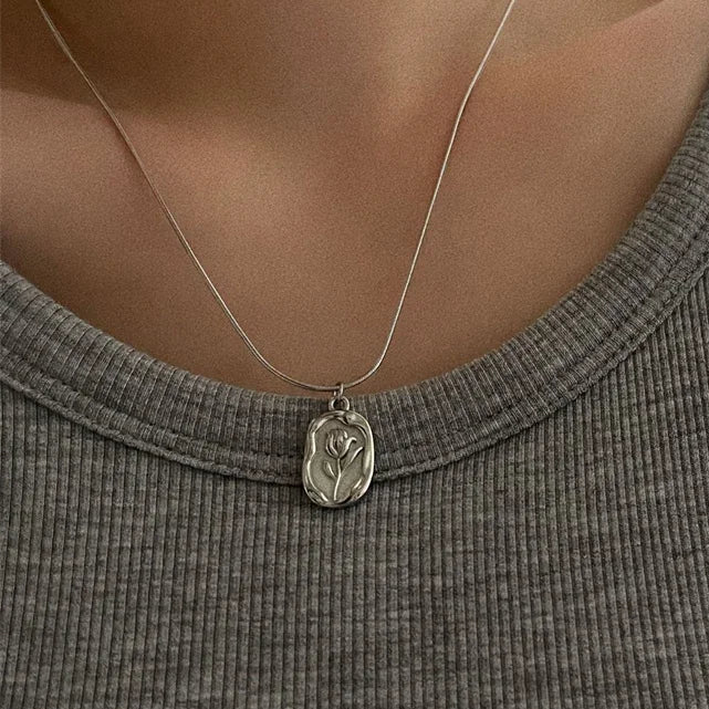 Collier avec pendentif fleur de rose argent