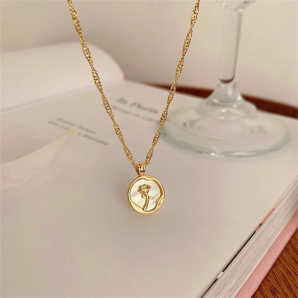 Collier avec pendentif fleur de rose dorée