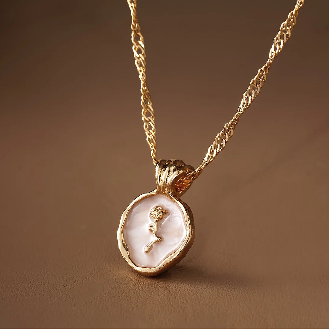 Collier avec pendentif fleur de rose dorée