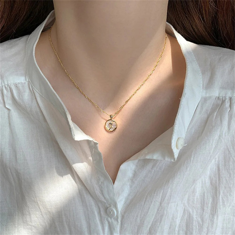Collier avec pendentif fleur de rose dorée