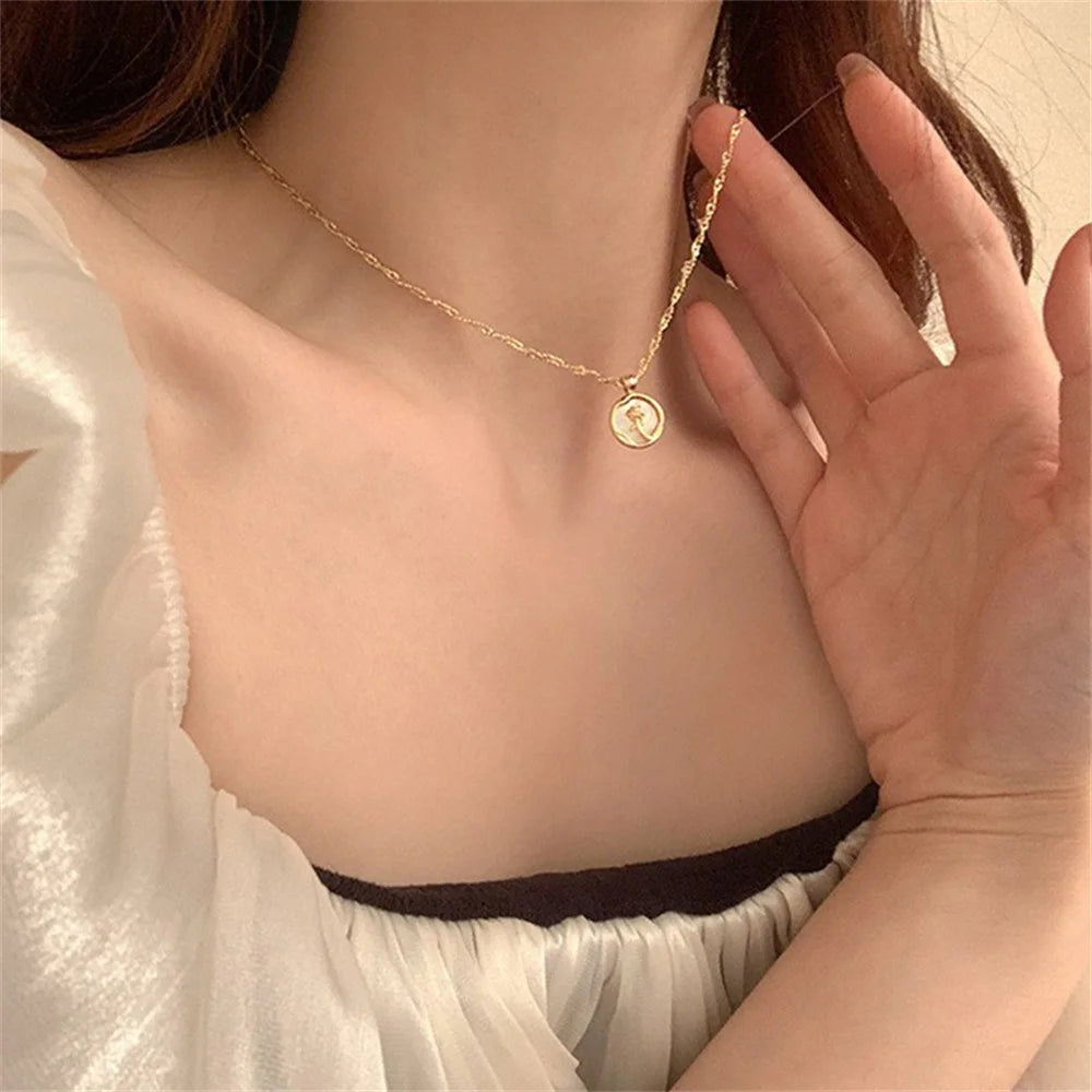 Collier avec pendentif fleur de rose dorée