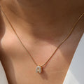 Collier avec pendentif initiale en strass a