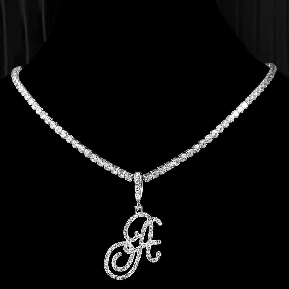 Collana girocollo con pendente iniziale e strass a
