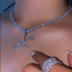 Collana girocollo con pendente iniziale e strass 