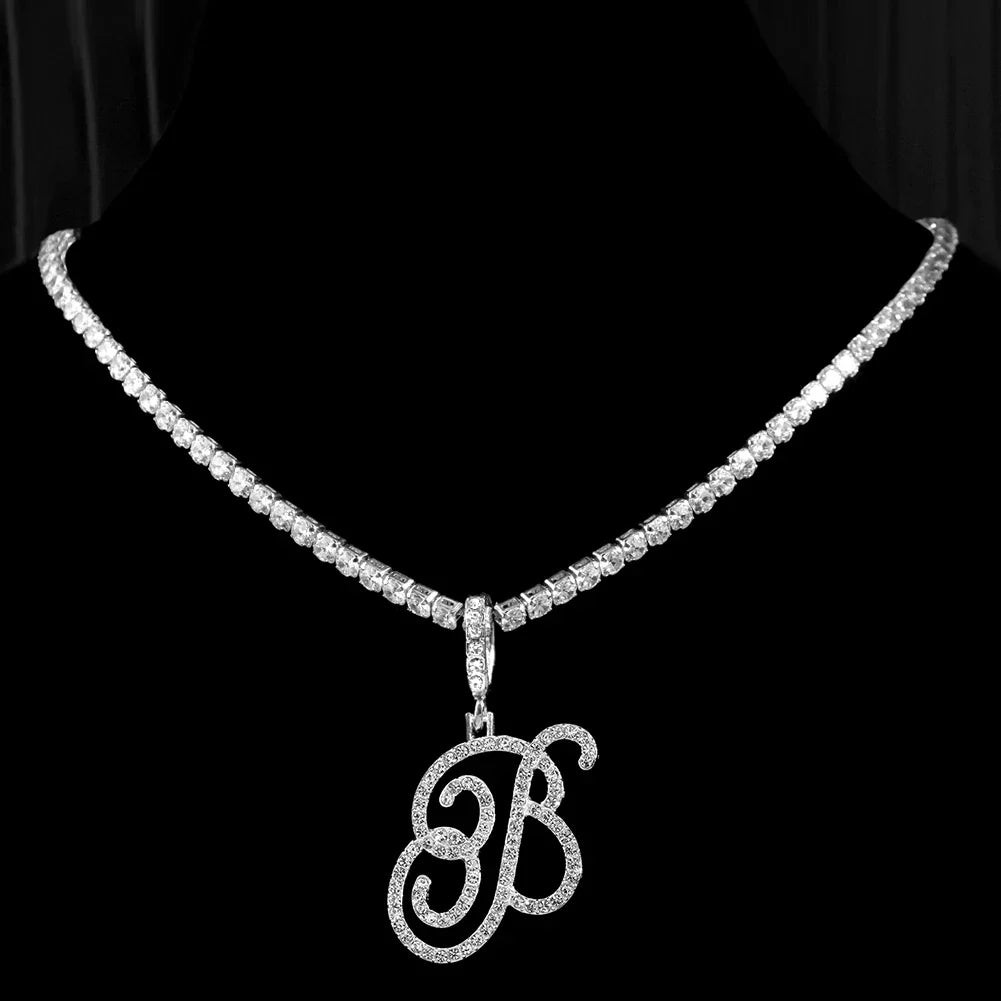 Collana girocollo con pendente iniziale e strass b