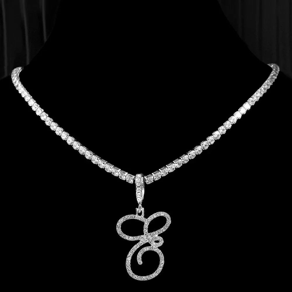 Collana girocollo con pendente iniziale e strass e