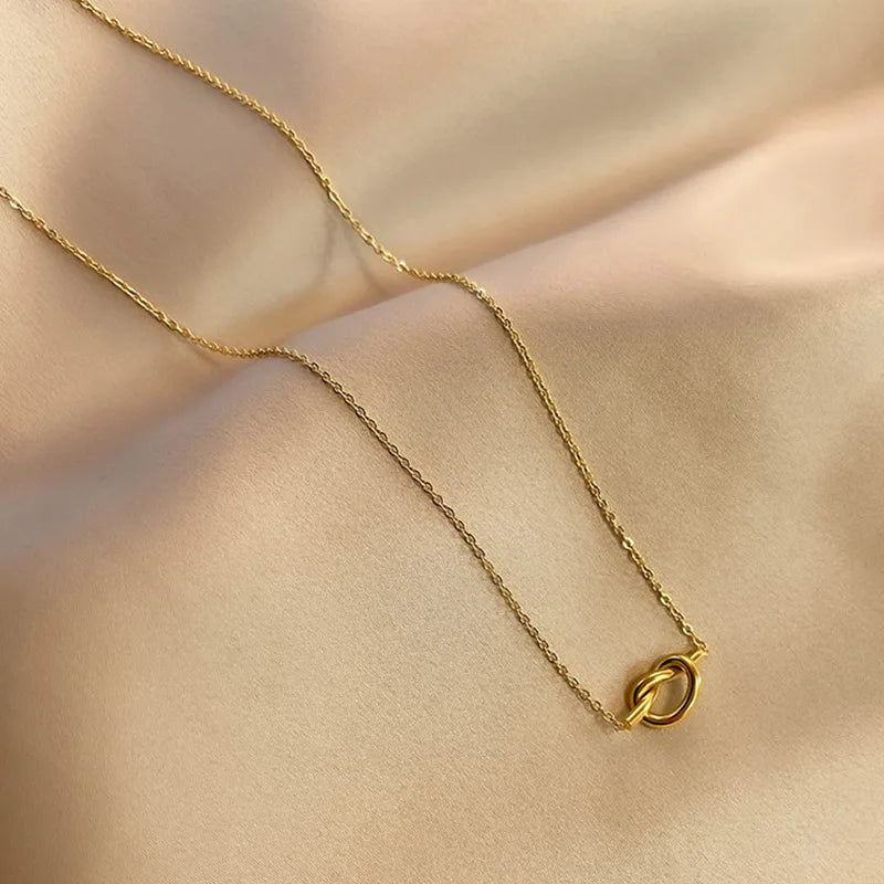 Colar com pendente laço para mulher