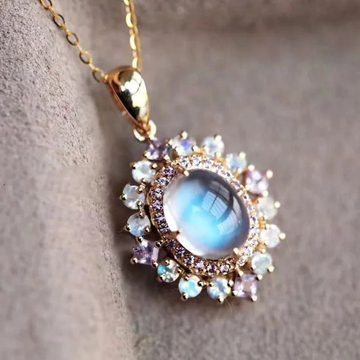 Collana con pendente ovale in pietra di luna e cristalli scintillanti