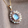 Collana con pendente ovale in pietra di luna e cristalli scintillanti