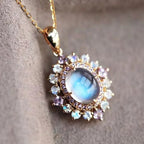 Collana con pendente ovale in pietra di luna e cristalli scintillanti