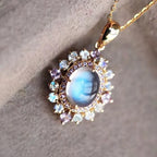 Collana con pendente ovale in pietra di luna e cristalli scintillanti