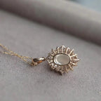 Collana con pendente ovale in pietra di luna e cristalli scintillanti