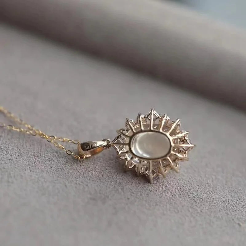 Collana con pendente ovale in pietra di luna e cristalli scintillanti