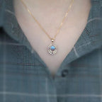 Collana con pendente ovale in pietra di luna e cristalli scintillanti