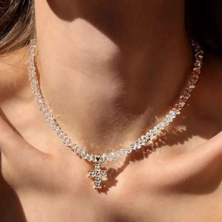Collier avec pendentif ras de cou croix scintillante blanc