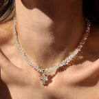 Collier avec pendentif ras de cou croix scintillante blanc