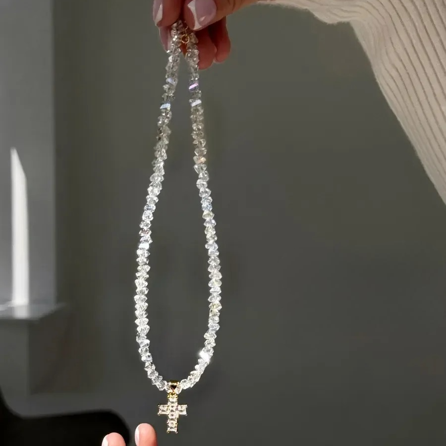 Collier avec pendentif ras de cou croix scintillante blanc