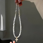 Collier avec pendentif ras de cou croix scintillante blanc