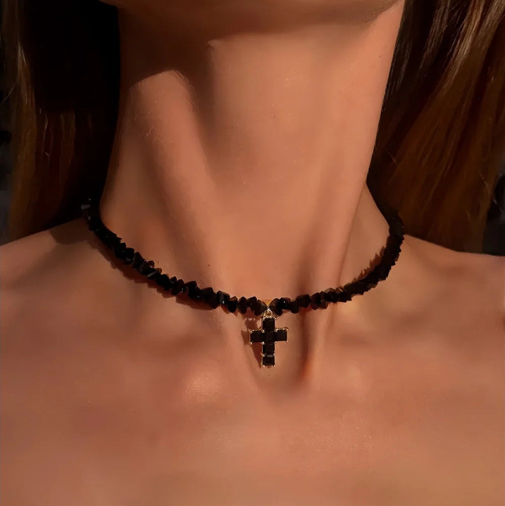 Collier avec pendentif ras de cou croix scintillante noir