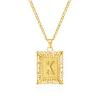 Collier avec pendentif rectangulaire initiale k