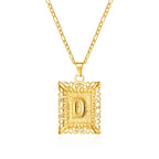 Collier avec pendentif rectangulaire initiale d