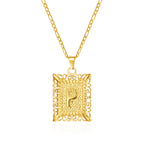 Collier avec pendentif rectangulaire initiale p