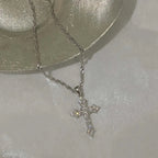 Collier avec pendentif croix serti de strass