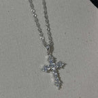 Collier avec pendentif croix serti de strass