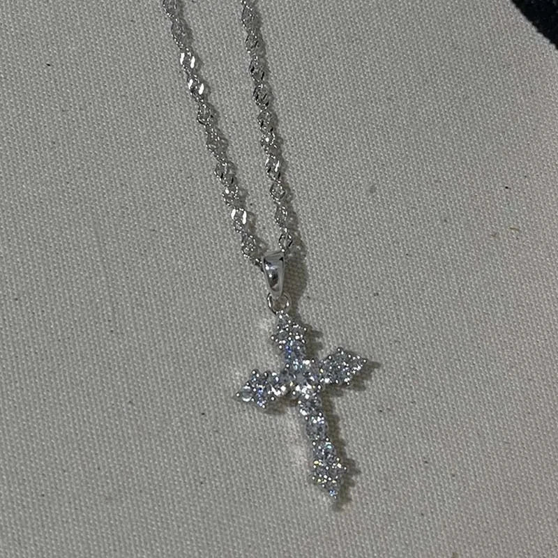 Collier avec pendentif croix serti de strass