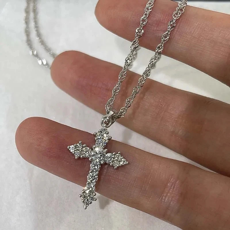 Collier avec pendentif croix serti de strass