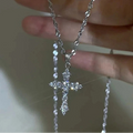 Collier avec pendentif croix serti de strass