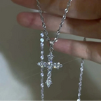 Collier avec pendentif croix serti de strass