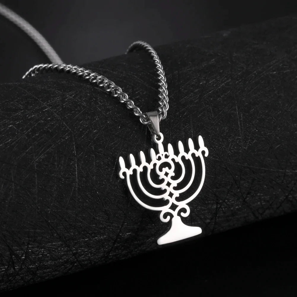 Halskæde med symbolsk jødisk Menorah vedhæng