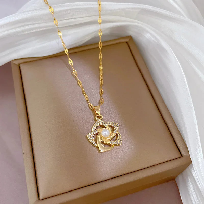 Collana Chic Pendente Fiore Dorato e Perla