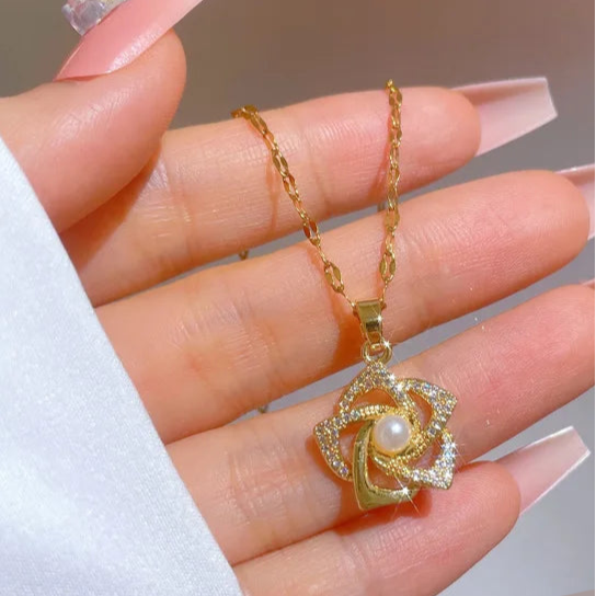 Collana Chic Pendente Fiore Dorato e Perla