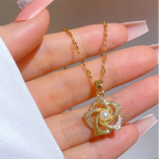 Collana Chic Pendente Fiore Dorato e Perla