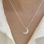 Collana discreta con ciondolo luna