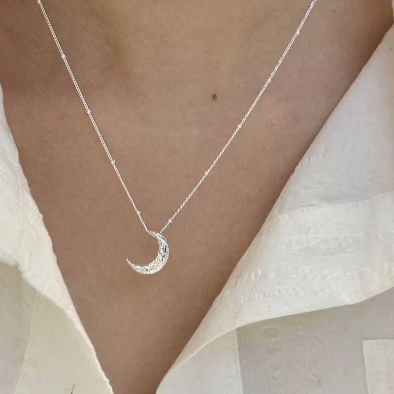 Collana discreta con ciondolo luna