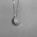Collana discreta con ciondolo luna donna argento