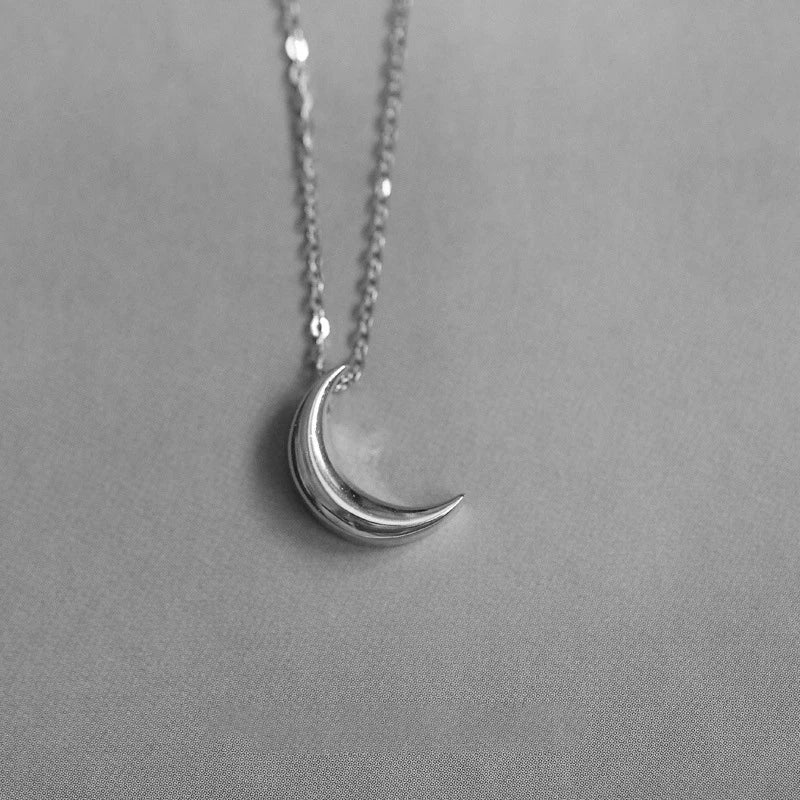 Collana discreta con ciondolo luna donna argento