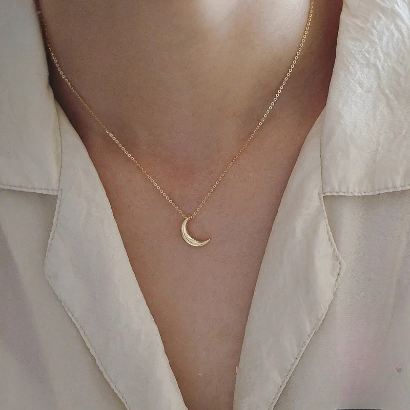 Collana discreta con ciondolo luna donna oro