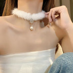 Collier Ras de Cou Elégant en Plumes avec Pendentif Perle