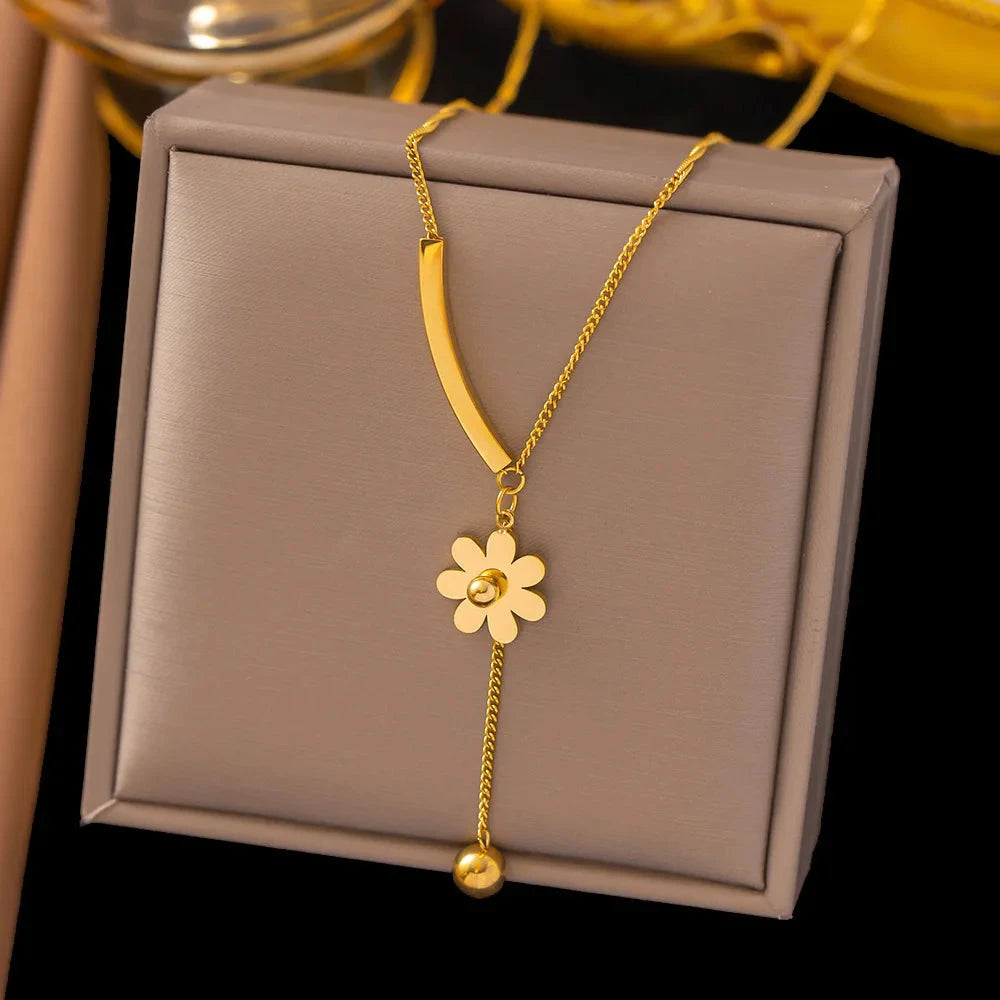 Elegante lange Halskette mit Blumenanhänger