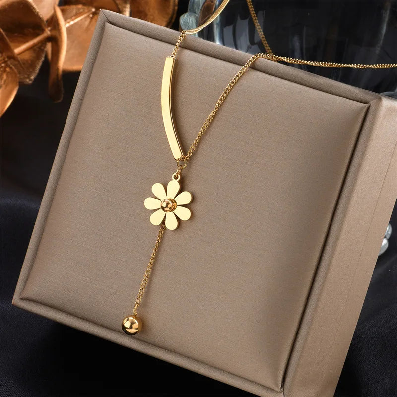 Elegante lange Halskette mit Blumenanhänger