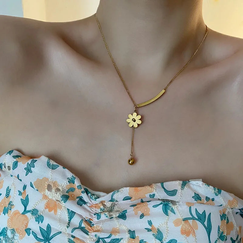 Elegante lange Halskette mit Blumenanhänger