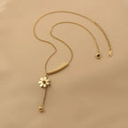 Elegante lange Halskette mit Blumenanhänger
